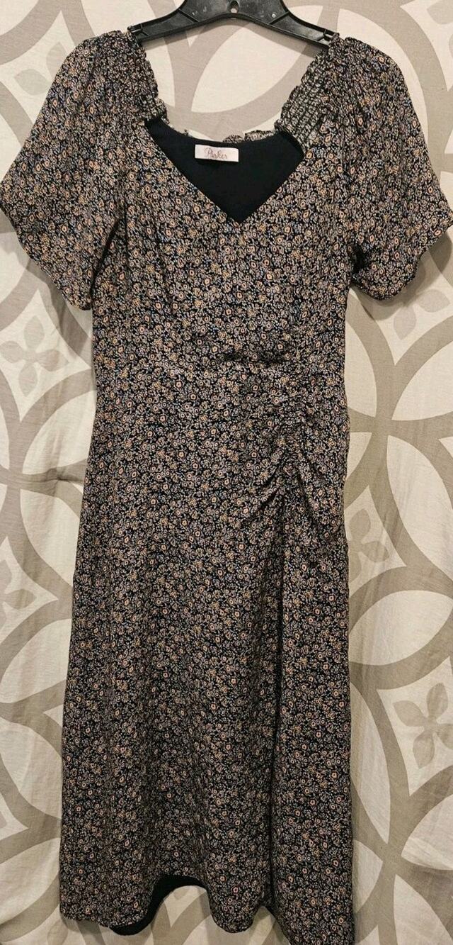 Parker Blue floral dress, Womens Size Small Petite. Slit Front. 100% Silk Lined